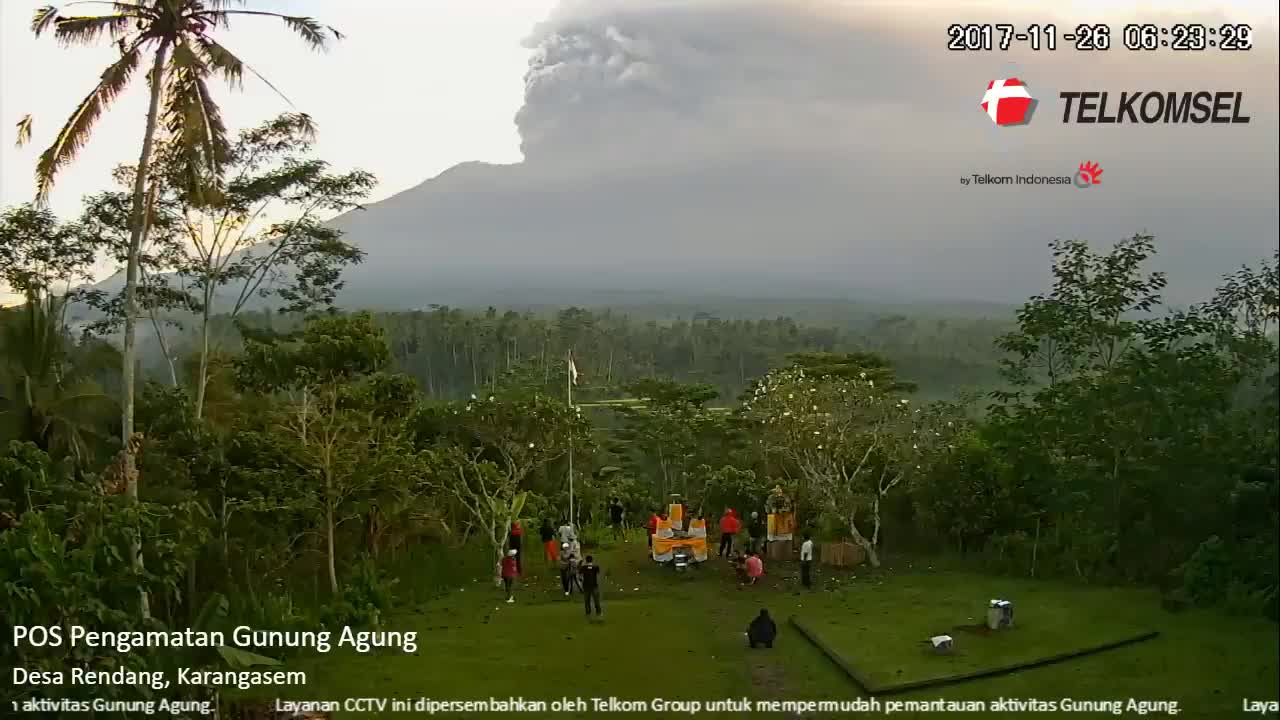 Mount-Agung-in-Bali-erupts